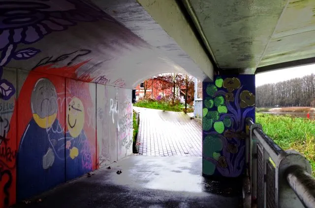 Fotoseeria 'Sillas on kunst'. Pilt 1. Kroonuaia silla alune.